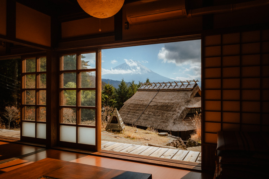 Case gasshō-zukuri sotto un cielo luminoso, Shirakawa-gō